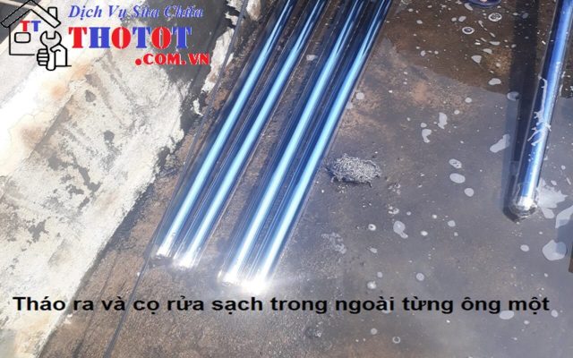 vệ sinh trong ngoài ống năng lượng mặt trời