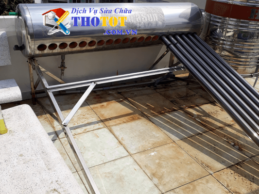 Súc rửa bình năng lượng mặt trời quận 8