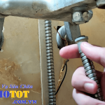 Thay thế sửa chữa vòi nước nóng lạnh – Giá Rẻ Tại Nhà